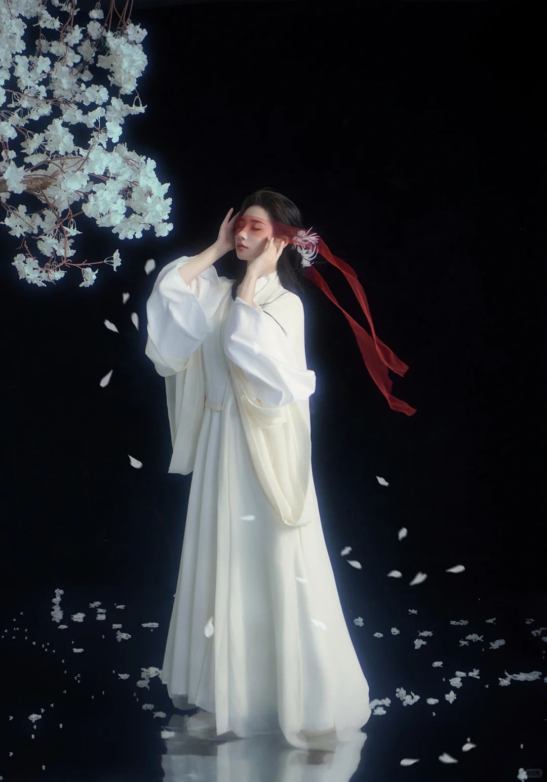 听，花落的声音_清冷又破碎的古风写真_2_阑梦古装摄影写真馆_来自小红书网页版.jpg