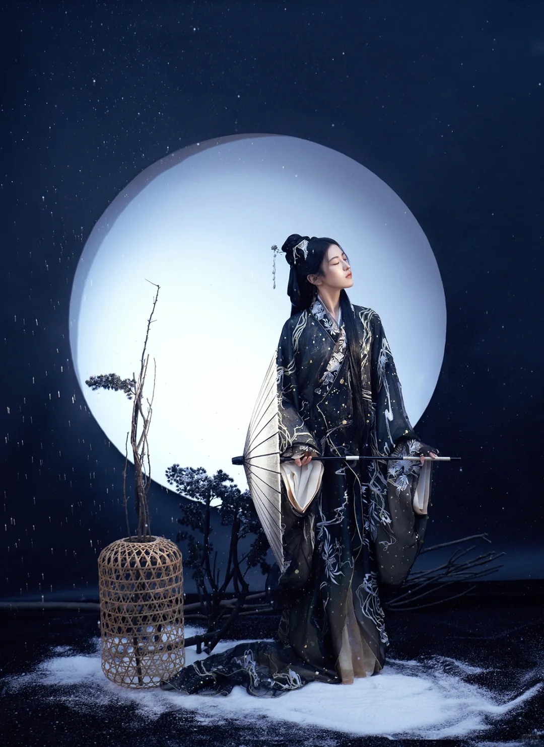 月光下的雪影诗篇，汉服写真中的氛围感之神_3_阑梦古装摄影写真馆_来自小红书网页版.jpg