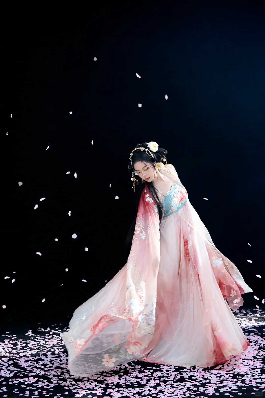 落花缤纷描绘古风写真🌸诗意画卷醉人心_2_阑梦古装摄影写真馆_来自小红书网页版.jpg