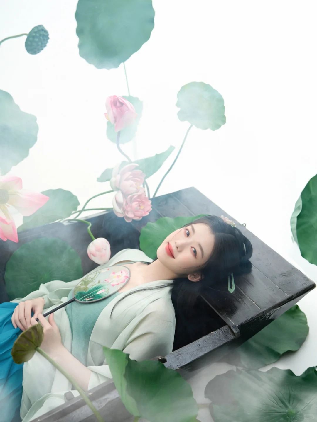 惊鸿一瞥的古风写真，宛如湖边的荷花仙子_4_阑梦古装摄影写真馆_来自小红书网页版.jpg