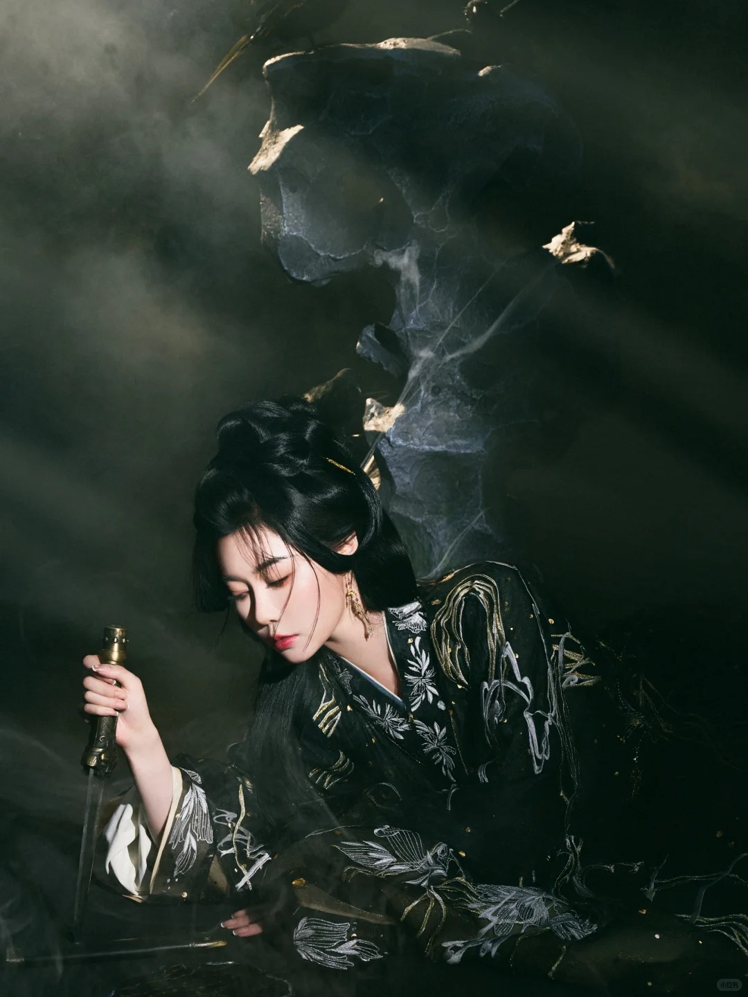 乌鸦汉服写真太惊艳了，摄人心魄的古风写真_8_阑梦古装摄影写真馆_来自小红书网页版.jpg